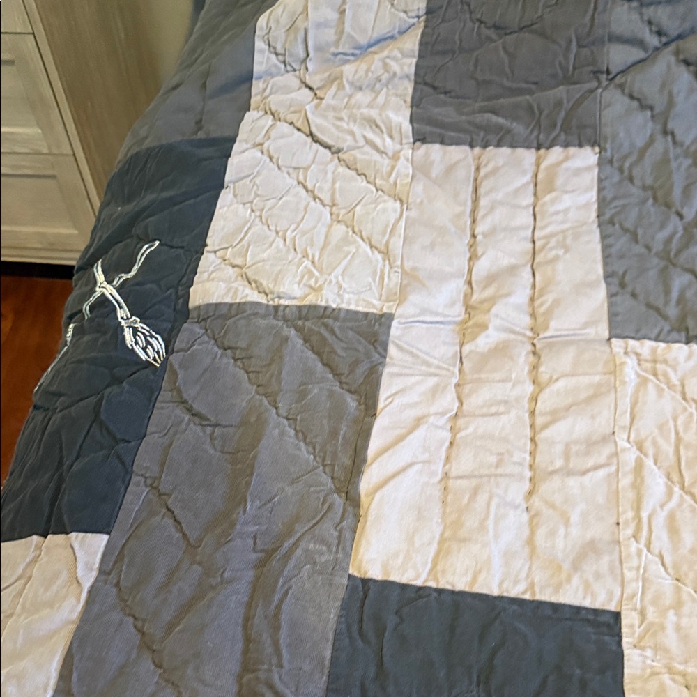 Pottery Barn Teen. Quidditch Quilt Set - Gray - Picture 7 of 10